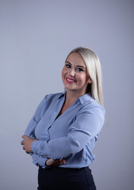 Blue background, professional teacher ambient